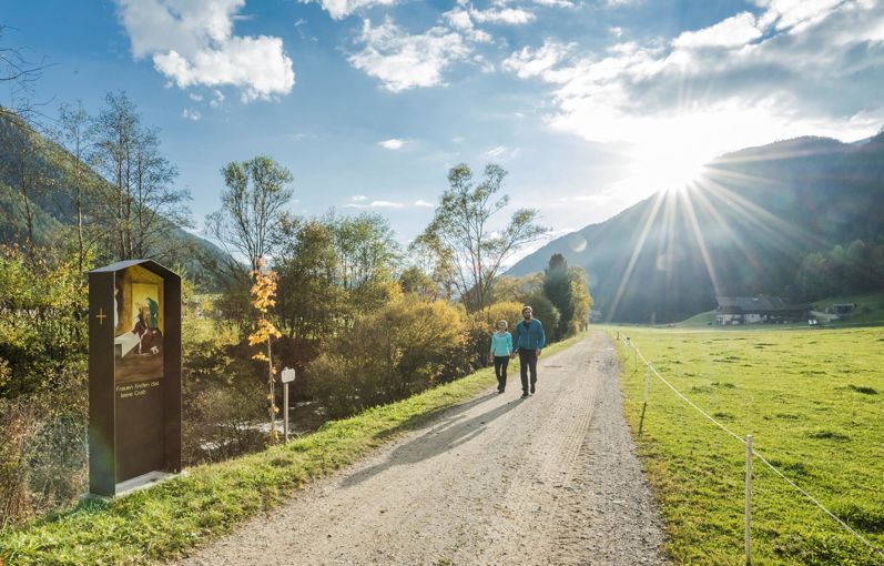 Zwei Personen auf einer Themenwanderung